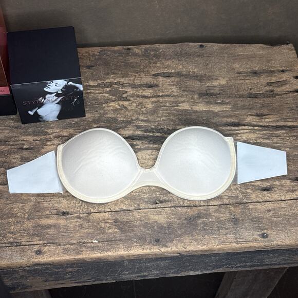 Victoria’s Secret Style Secrets Plunge Adhesive Nude Underwire Bra Size C - Picture 7 of 7